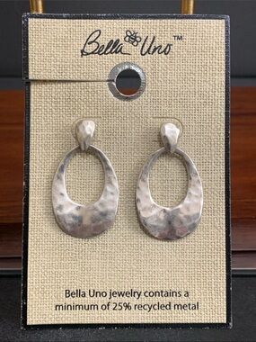 NWT Bella Uno silver tone hammered earrings